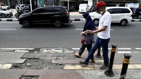 Kondisi trotoar yang rusak membahayakan para pejalan kaki yang melintas.