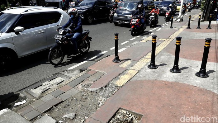 Kondisi pedestrian di Jalan Dewi Sartika, Cawang, Jaktim, memprihatinkan. Jalur kuning yang dibuat untuk penyandang disabilitas rusak-hancur di beberapa titik.
