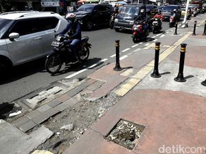 Penampakan Jalur Pedestrian Jalan Dewi Sartika Cawang yang Rusak