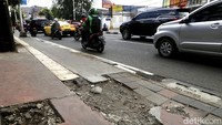 Warga berharap dinas terkait segera memperbaiki jalur pedestrian tersebut sehingga pejalan kaki yang melintas bisa menikmati haknya.