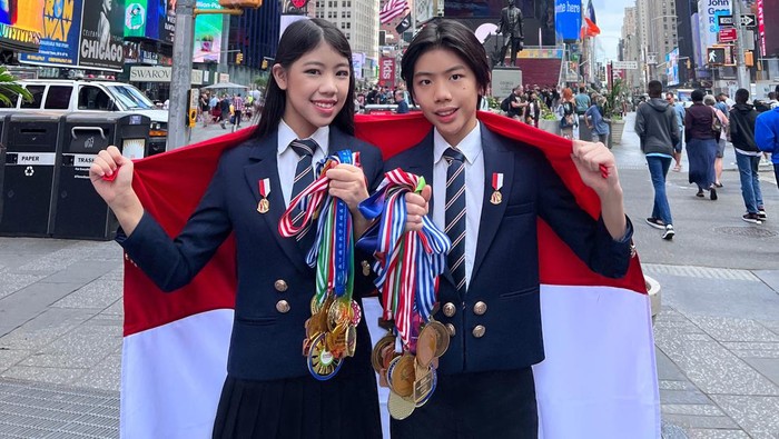 MIschka dan Devon di Time Square New York