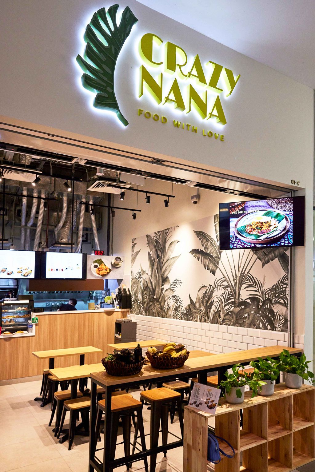 Nenek Buka warung pisang goreng