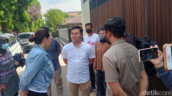 Rumah Nikita Mirzani digeledah polisi.