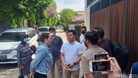 Nikita Mirzani sedang tidak ada di rumah. Fitri Salhuteru menemui para polisi yang meminta pengacara Nikita Mirzani juga hadir. Foto: Ahsan/detikHOT