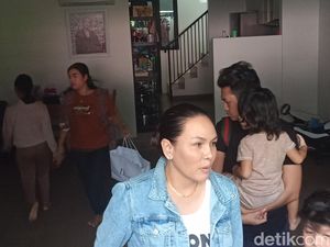 Nikita Mirzani Tak Ada di Rumah Ketika Polisi Ingin Geledah Rumahnya