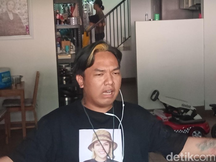 Rumah Nikita Mirzani digeledah polisi.