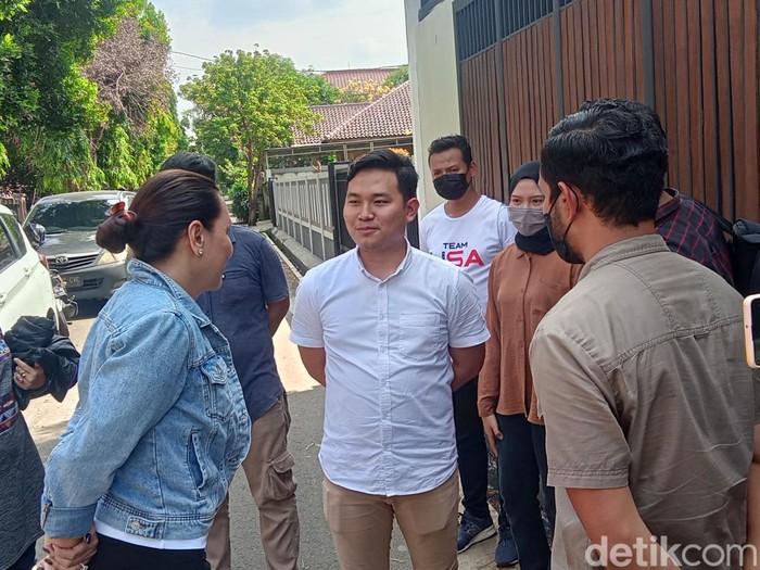 Rumah Nikita Mirzani digeledah polisi.