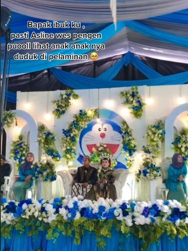 Pengantin Jawa, mengusung dekorasi pernikahan tema Doraemon viral di media sosial.