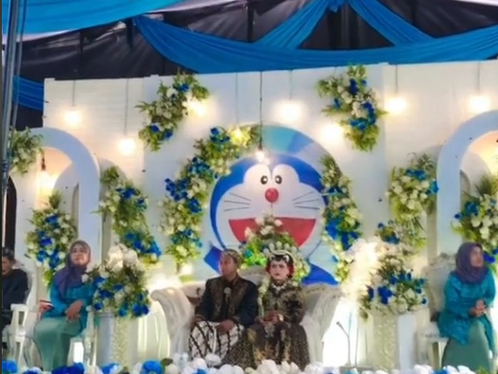 Pengantin Jawa, mengusung dekorasi pernikahan tema Doraemon viral di media sosial. Pengantin Jawa, mengusung dekorasi pernikahan tema Doraemon viral di media sosial.