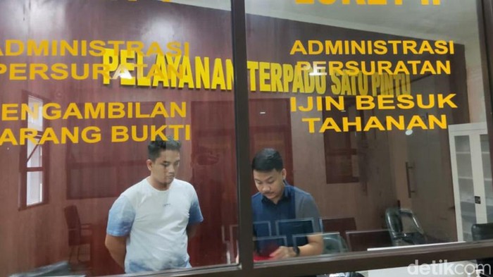 Penyerahan berkas tahap 1 Kasus Solar.