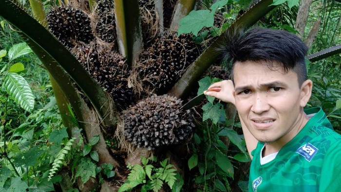 Apip Nurrahman saat berada di kebun sawit miliknya.  (foto: istimewa)