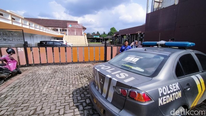 Polisi berjaga di depan kampus IMPM Bandar Lampung.