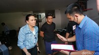 Polisi menggeledah rumah Nikita terkait perkara ITE dan pencemaran nama baik. Polisi menyita iPad milik Nikita Mirzani. Foto: Karin NS/detikcom