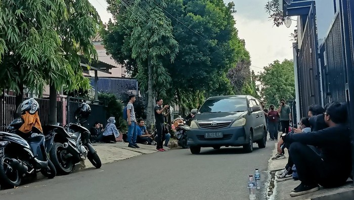 Polisi Tinggalkan Rumah Nikita Mirzani Usai 3,5 Jam Penggeledahan