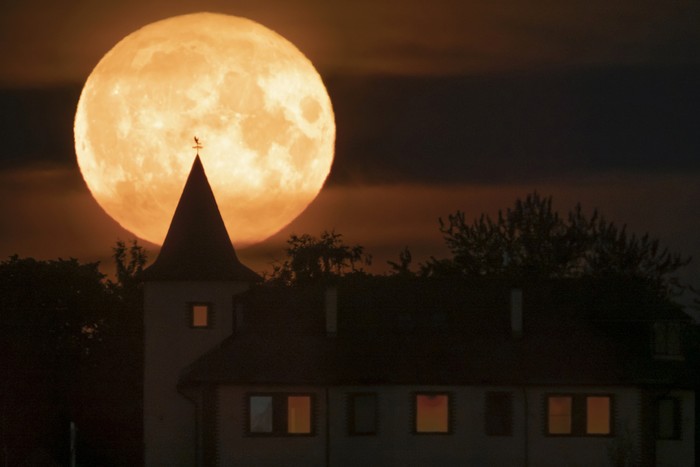 Bulan purnama Rusa terlihat di langit sejumlah negara dunia. Pemandangannya bikin terpana siapa saja yang melihatnya. Tak percaya? Ini fotonya.