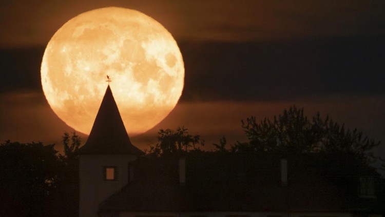 Potret Bulan Purnama Rusa di Yunani-Italia yang Memanjakan Mata Bulan purnama Rusa terlihat di langit sejumlah negara dunia. Pemandangannya bikin terpana siapa saja yang melihatnya. Tak percaya? Ini fotonya.