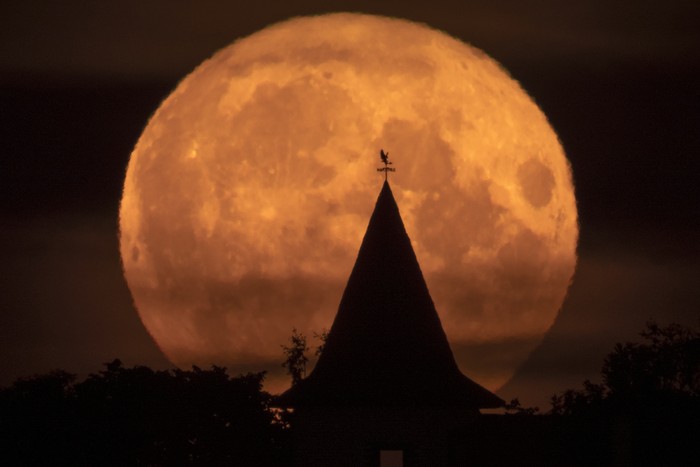 Bulan purnama Rusa terlihat di langit sejumlah negara dunia. Pemandangannya bikin terpana siapa saja yang melihatnya. Tak percaya? Ini fotonya.