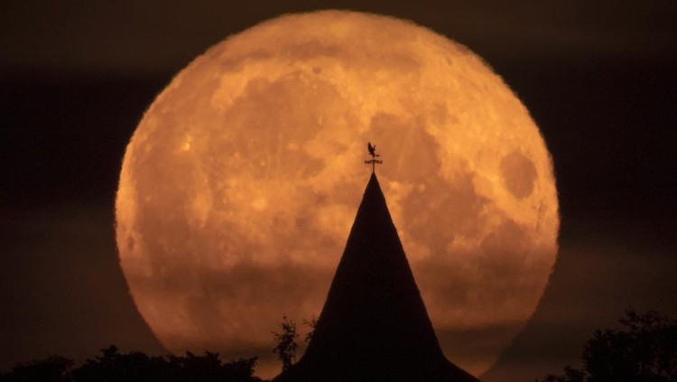 Potret Bulan Purnama Rusa di Yunani-Italia yang Memanjakan Mata Bulan purnama Rusa terlihat di langit sejumlah negara dunia. Pemandangannya bikin terpana siapa saja yang melihatnya. Tak percaya? Ini fotonya.