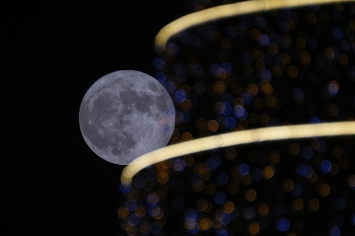 Bulan purnama Rusa terlihat di langit sejumlah negara dunia. Pemandangannya bikin terpana siapa saja yang melihatnya. Tak percaya? Ini fotonya.