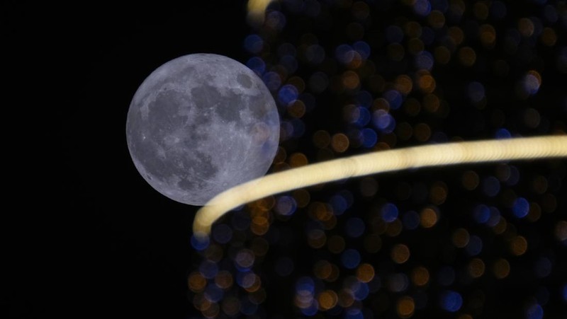 Bulan purnama Rusa terlihat di langit sejumlah negara dunia. Pemandangannya bikin terpana siapa saja yang melihatnya. Tak percaya? Ini fotonya.
