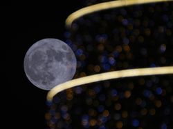 Potret Bulan Purnama Rusa di Yunani-Italia yang Manjakan Mata