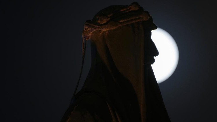 Potret Bulan Purnama Rusa di Yunani-Italia yang Memanjakan Mata Bulan purnama Rusa terlihat di langit sejumlah negara dunia. Pemandangannya bikin terpana siapa saja yang melihatnya. Tak percaya? Ini fotonya.