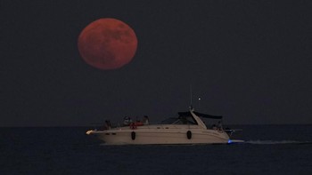 Fenomena astronomi ini bisa dilihat di langit sejumlah negara dunia, salah satunya Siprus. (AP Photo/Petros Karadjias).  