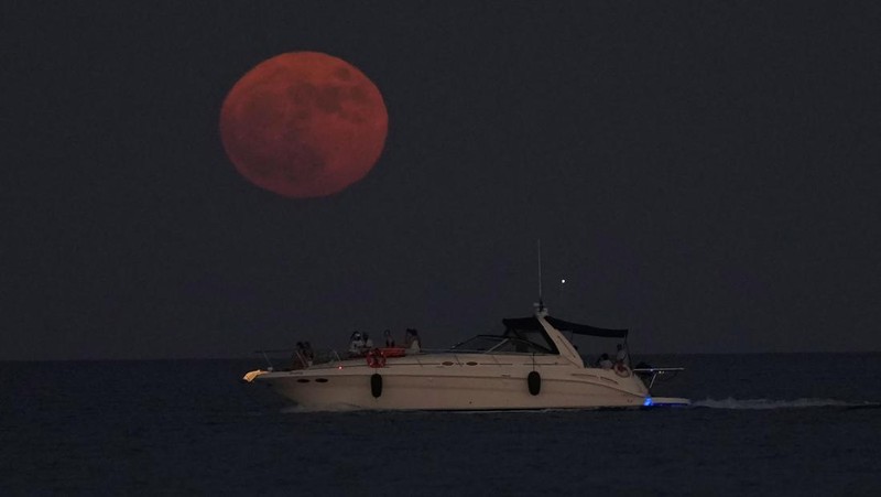 Bulan purnama Rusa terlihat di langit sejumlah negara dunia. Pemandangannya bikin terpana siapa saja yang melihatnya. Tak percaya? Ini fotonya.