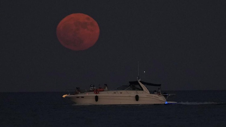 Potret Bulan Purnama Rusa di Yunani-Italia yang Memanjakan Mata Bulan purnama Rusa terlihat di langit sejumlah negara dunia. Pemandangannya bikin terpana siapa saja yang melihatnya. Tak percaya? Ini fotonya.