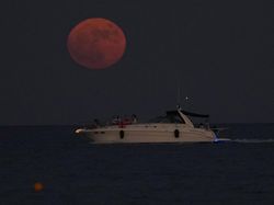 Potret Bulan Purnama Rusa di Yunani-Italia yang Manjakan Mata