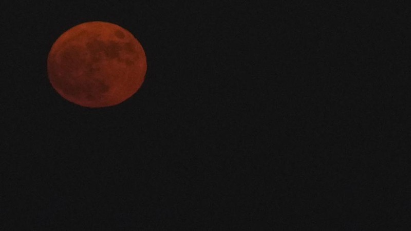 Bulan purnama Rusa terlihat di langit sejumlah negara dunia. Pemandangannya bikin terpana siapa saja yang melihatnya. Tak percaya? Ini fotonya.