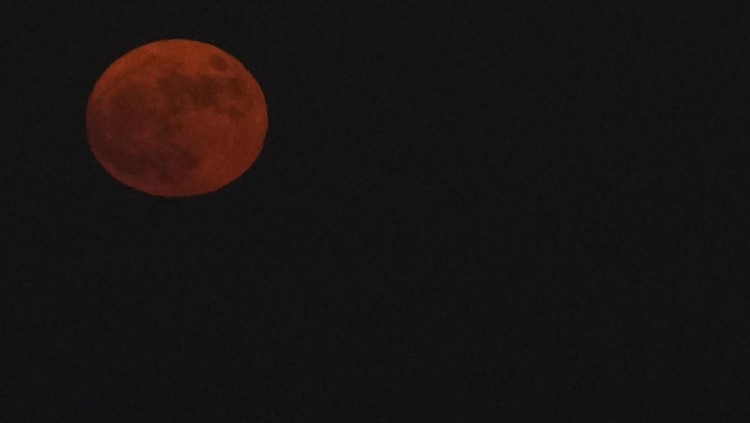 Potret Bulan Purnama Rusa di Yunani-Italia yang Memanjakan Mata Bulan purnama Rusa terlihat di langit sejumlah negara dunia. Pemandangannya bikin terpana siapa saja yang melihatnya. Tak percaya? Ini fotonya.