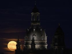 Potret Bulan Purnama Rusa di Yunani-Italia yang Manjakan Mata