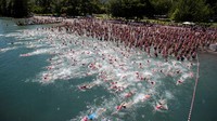Orang-orang mengambil bagian dalam acara renang umum tahunan menyeberangi Danau Zurich di Zurich, Swiss, Rabu, (13/7/2022).