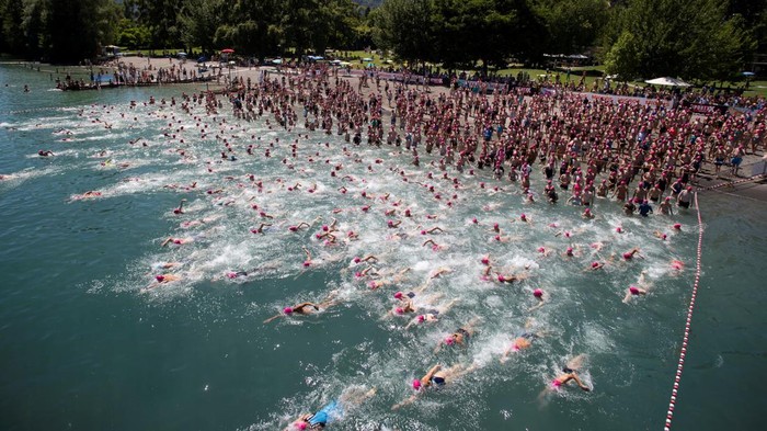 Potret Lomba Renang Massal Menyeberangi Danau Zurich, Swiss Tourist ship Stadt Zurich sails past as people take part in the annual public Lake Zurich crossing swimming event in Zurich, Switzerland July 13, 2022. REUTERS/Arnd Wiegmann