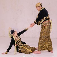 Sebentar lagi resmi dipinang, dalam salah satu ungggahan yang menampilkan foto prewedding, Via mengaku sudah mulai cemas. Udah mulai dag dig dug pake ser serrann nihhh 🤪🙈, tulis Via Vallen.Foto: Instagram: @viavallen