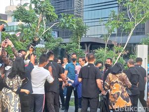 Jokowi Jadi Rebutan Warga untuk Selfie Saat Resmikan Wajah Baru Sarinah