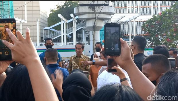 Presiden Joko Widodo (Jokowi) memimpin pembukaan Mal Sarinah yang selesai direnovasi. Jokowi tampak menjadi sasaran warga untuk berswafoto (selfie). (Anggi M/detikcom)