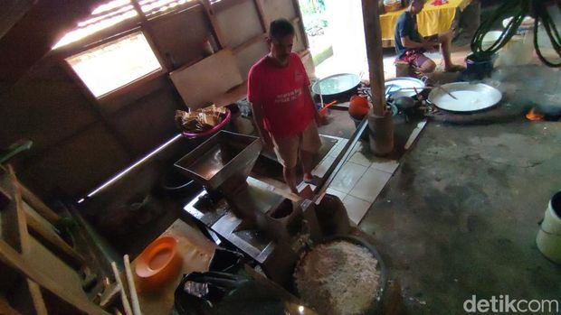 Proses pembuatan minyak kelapa di Ciamis atau Ngalentik