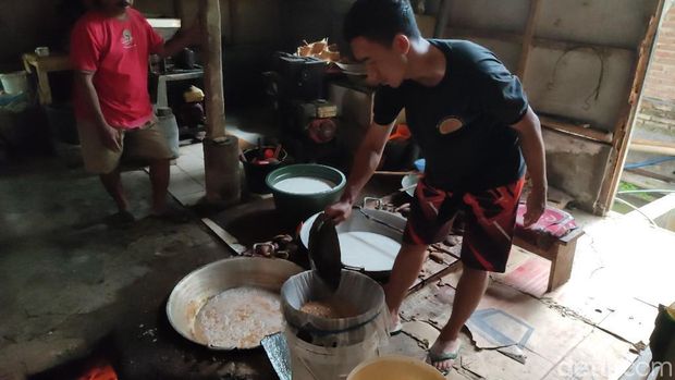 Proses pembuatan minyak kelapa di Ciamis atau Ngalentik