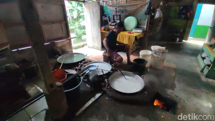 Proses pembuatan minyak kelapa di Ciamis atau Ngalentik