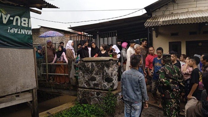 Proses pencarian kakek dan cucu terseret arus sungai di Sukabumi.
