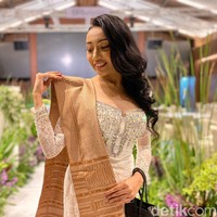 Kebetulan, misi Tobatenun sejalan dengan advokasi Sarah yang mengangkat isu lingkungan. Selama masa karantina Puteri Indonesia 2022, perempuan 25 tahun ini pun selalu memakai busana yang terbuat dari ulos atau tenun batak lainnya dari Tobatenun. Awalnya ribet karena belum tahu cara stylingnya. Lama kelamaan jadi terbiasa dan ada sesuatu yang kurang kalau tidak pakai ulos sekarang. Kalau gak pakai bajunya, minimal aku nenteng tas dari ulos, ujarnya saat ditemui Wolipop seusai acara. (Foto: Daniel Ngantung/detikcom)