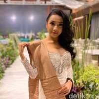 Sarah mengapresiasi upaya komunitas seperti Tobatenun untuk mengangkat kembali teknik pewarnaan tradisional untuk tenun Batak warisan leluhur yang sempat ditinggalkan para penenun (partonun). Mereka beralih ke pewarnaan sintetis karena warna yang dihasilkan lebih bervariasi dan bisa menekan biaya produksi. Alhasil, kualitas kain yang dihasilkan menurun. Kain terasa kaku dan berat. Belum lagi bahan kimiawi yang terkandung pada serat kain berbahaya bagi mereka yang memiliki kulit sensitif. (Foto: Daniel Ngantung/detikcom)