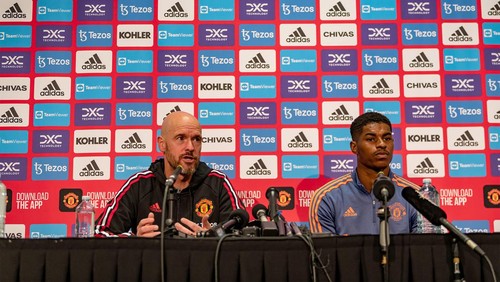 MELBOURNE, AUSTRALIA - JULY 14: Manager Erik ten Hag and 
Marcus Rashford of Manchester United speak during a press conference at AAMI Park on July 14, 2022 in Melbourne, Australia. (Photo by Ash Donelon/Manchester United via Getty Images)