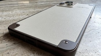 Bodi belakangnya ini terbuat dari kulit vegan, dengan pinggiran lurus dan hiasan seperti paku di sudut-sudutnya. Foto: detikINET/Anggoro Suryo Jati