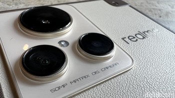 Realme memasangkan kamera 50 MP dengan sensor Sony IMX766 V2.0 di bagian belakang ditemani lensa ultra-wide 50 MP bersensor Samsung JN1 dan sensor makro 2 MP. Foto: detikINET/Anggoro Suryo Jati