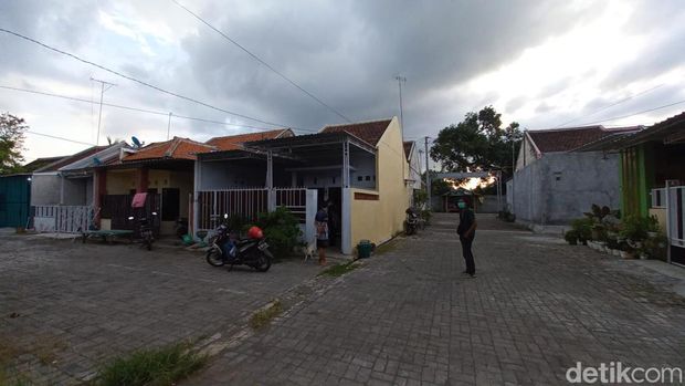 Rekaman CCTV pencuri membawa celurit di Perumahan Salamah Garden Kota Probolinggo