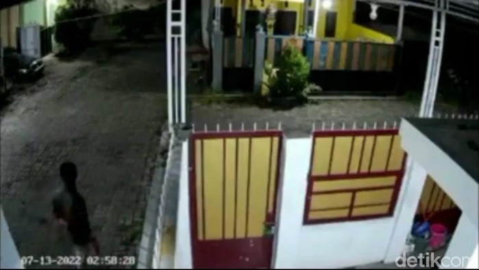 Rekaman CCTV pencuri membawa celurit di Perumahan Salamah Garden Kota Probolinggo