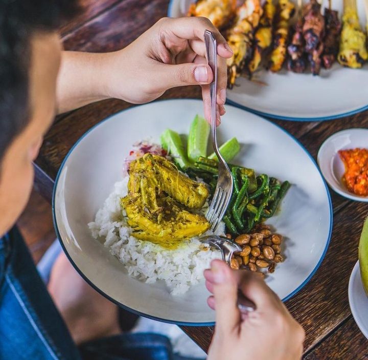 Makan Siang dengan Ayam Betutu Pedas Berempah di 5 Rumah Makan Ini